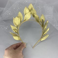 Greek wedding hair piece, gold laurel leaf headband. Perfect wedding headpiece for your wedding hairdo. Attention, all items are handmade from foam Eva myself,Is absolutely not afraid of water, frost, sun, burnout, falling down, and will never fade. -Ready for shipment -Very light -100% hand made This gold leaf headband looks great at any haistyle. Goddess Headpieces, Greek Leaf Crown, Greek Goddess Headpiece, Diy Toga, Greek Headpiece, Laurel Leaf Crown, Water Crown, Laurel Wreath Crown, Wedding Hairdo