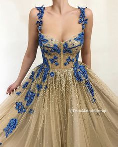 Woman In A Dress, Designers Dresses, Couture Dior, Kristina Webb, Elegante Casual, Beauty Dress, Dress Shapes, Ladies Dress Design