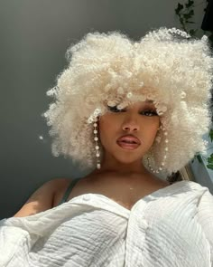 White Afro, Blonde Afro, Pelo Afro, Wig With Bangs, Full Wigs, Wigs With Bangs, Afro Hairstyles, Hair Dye