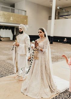 Indian Wedding Outfits White, Bride In White Lehenga, Cream Bridal Lehenga, White Indian Bride, White Gown Indian, Groom Poses Indian, Gold Bridal Lengha, Cream Lengha, Bridal Lengha Red