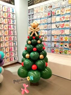 Christmas Tree Out Of Balloons, Easy Christmas Balloon Decorations, Balloon Christmas Trees, Christmas Decor Balloons, Balloons Christmas Tree, Christmas Ornament Archway, Christmas Balloons Decorations, Ornament Archway, Christmas Tree With Balloons