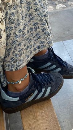 Dr Shoes, Skandinavian Fashion, Shoe Wishlist, Adidas Vintage, Adidas Spezial, Looks Street Style, Adidas Outfit, Aesthetic Shoes, Stockholm Fashion