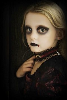 Kids Vampire Makeup, Rent Costumes, Halloween Stores, Pelottava Halloween, Vampire Kids, Halloweenský Makeup