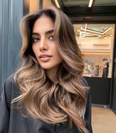 Caramel Blonde On Brown Hair, Bayalage Light Brown To Blonde, Money Piece Balayage Brunette Curly Hair, Asian Long Curtain Bangs, Beige Hair With Highlights, Brunette Hair Colours, Beige Blonde Balayage Brunette, Hair Highlights For Brown Hair Brunettes, Sandy Beige Balayage