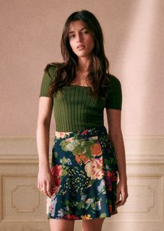 Short printed skirt;Slightly flared;Zipper closure and hook in middle back;Unlined;Side length 45 cm / 17.7 in (size 36) French Chic Outfits, Villa Aesthetic, Office Outfit Inspiration, Short Skirts Outfits, Skirt Print, Color Outfits, 90s Inspired Outfits, Parisienne Chic, Colorful Skirts