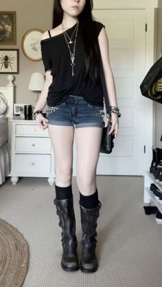 Outfits With Leather Vests For Women, Stockings Under Shorts Outfit, Grunge Chelsea Boots Outfit, 2020 Outfits Trends Indie, Tomboy Alternative Fashion, Medium Boots Outfit, Indie Sleaze Outfits 2010s, Indie Alternative Aesthetic Outfits, Thigh High Outfit Ideas