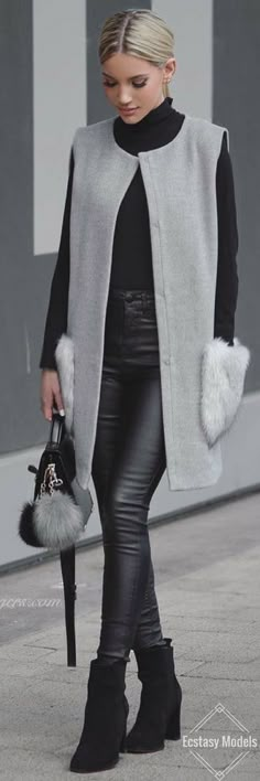 Vest, knee length best, I want my style, winter wear, Grey Vibes // Fashion Look by Shanda Rogers Minimalisticky Chic, Woman Walking, Mode Inspiration, Fall Winter Fashion, Fashion 2017, Inspired Outfits, Fall Winter Outfits, Winter Style, Look Fashion