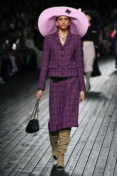 Chanel Fall 2024 Ready-to-Wear Runway, Fashion Show & Collection Review [PHOTOS] Fall Ready To Wear, Paris Fashion Week Chanel, Chanel 2024, Workwear Outfits, Green Tights, Michael Kors Fall, Chanel Runway, Maxi Coat, Style Fall