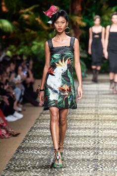 Dolce & Gabbana Spring 2020 Ready-to-Wear collection, runway looks, beauty, models, and reviews. Cruise Collection, Catwalk Fashion, Sarah Jessica, Trend Fashion