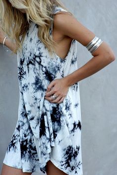 tie dye dress. Needs sleeves but I love tie dye! Tie Dye Dress Outfit, Estilo Hippie, Mode Boho, Bohol, Dye Dress, Black Tie Dye, Tie Dye Dress, Dyed Dress, Mode Inspo