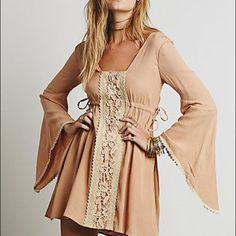 Stunning Nude And Lace Free People Bell Sleeves Dress Hippie Flare Sleeve Dress, Lace Tunic Dress, Estilo Hippie, Flare Sleeve Dress, African Dresses For Women, Blue Mini Dress, Bohemian Clothes, Bohemian Dress, Hippie Chic