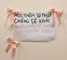 a sign on the wall that says hoc them 40 phut choc se khac