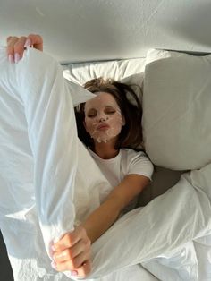 Morning Skin Care Aesthetic, Sleeping Mask Photoshoot, Face Mask Instagram Pictures, Face Mask Inspo Pics, 2024 Energy, November Mood, Girl Wearing Face Mask Aesthetic, Chic Lifestyle, Girl Therapy