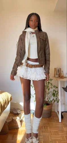 90s Skirts Outfit, Frilly Mini Skirt Outfit, Light Wash Skirt Outfit, Ruffled Jean Skirt Outfits, White Ruffle Skirt Outfit Ideas, Met Outfit Ideas, Cute Layered Outfits Aesthetic, Layered Mini Skirt Outfit, Ruffled Skirt Outfit Ideas