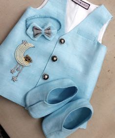 Baptism Photoshoot Ideas, Baptism Photoshoot, Twinning Outfits, Baby Boy Birthday Outfit, Boys Fall Fashion