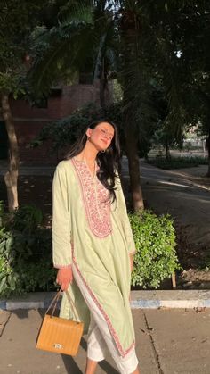 Casual Pakistani Outfits, Simple Indian Suits, Pakistani Women Dresses, Simple Kurta Designs, Casual Indian Fashion, Desi Fashion Casual, Casual College Outfits, Pakistani Dresses Casual, Fashion Top Outfits