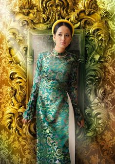 Vietnamese traditional dress Gold Ao Dai, Obi Style, Ao Dai Vietnamese, Hue Vietnam, Vietnamese Clothing, Vietnam Dress, Vietnamese Wedding, Vietnam Fashion, Emerald Green And Gold