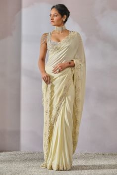 Tarun Tahiliani Saree, Draped Sarees, Lace Border Saree, Models Walk, Saree Jackets, Draped Saree, Scallop Border, Border Saree