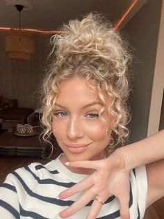 Highlights Curly Hair, Colored Curly Hair, Blonde Hair Inspiration, Hairdos For Curly Hair, Curly Hair Inspiration, Bob Haircuts