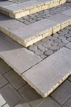 stepping stones Patio Landscape Design, Paver Steps, Step Ideas, Flagstone Walkway, Ramp Design, Stone Step, Outdoor Pavers, Stone Pavers, Stone Steps