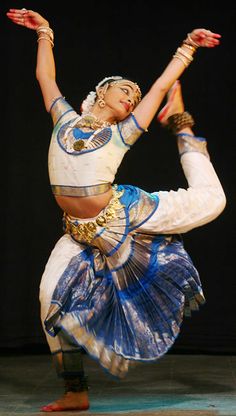 womenofindia:    Harini Jeevitha - Bharatanatyam dancer    Dancing faces you towards Heaven, whichever direction you turn.  ~Terri Guillemets Bharatnatyam Outfit, Indian Dancing, Kuchipudi Dance, Bharatanatyam Dancer, Bharatanatyam Poses, Dance Of India, Health Yoga, Indian Classical Dance, Chica Cool