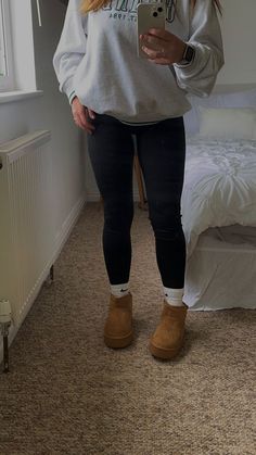 Girl In Leggings Outfit, Lazy Autumn Outfit, Jumper Leggings Outfit, Sweatshirts And Leggings Outfit, Legging Inspo Outfits, Ugg And Leggings Outfit, Clean Girl Leggings Outfit, Basic Uggs Outfit, Ugg Outfit Ideas Winter Casual