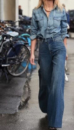 Dubai Outfit, Minimalism Fashion, Double Denim Looks, Skirt Inspiration, Jeans Outfit Fall, Blue Jean Outfits, Jeans Outfit Casual, Moda Chic