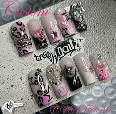 Nails Mcbling, Goth Pink Nails, Pink Grunge Nails, Monster High Nail Art, 2000s Nail Designs, Chunky Nails, 2000 Nails, Trashy Nails, Mcbling Nails