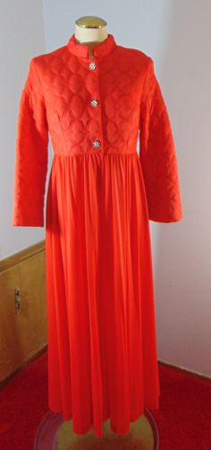 Vintage 70s Deena Red Bathrobe Small 36 Bust by TheScarletMonkey on Etsy Fashion Inspiration, Lingerie