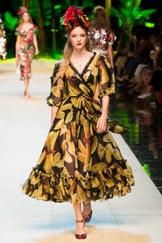 Dolce And Gabbana 2017, Spring Ready To Wear, Real Women Fashion, Dolce And Gabbana Runway, Stylish Summer Outfits, Dolce Gabbana Dress, Casual Day Dresses, Romantic Dress, Dolce E Gabbana