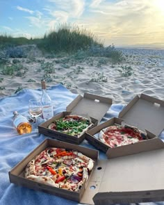 Beach . Picnic . Pizza party . Rose . Wine . Date night . Girls night . Beach picnic . Summer nights . Girls night . Pizza and wine . Beach night . Champagne Beach, Wine And Pizza, Beach Date, Meals Healthy, Pizza Food, Dream Date, Picnic Date