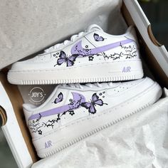 Custom Air Force 1 Sneakers Purple Butterflies. Low, Mid & High Tops. 🎨Artwork: -Exactly as shown in the picture. -Fully hand painted. -Applied Special Acrylic Paint for Shoes and Finisher for more Durability.  -Waterproof and flexible. 👟Sneakers: -100 % Authentic Air Force 1 Sneakers, purchased at official stores in the US, then customized by hand.  📐Size: -C (Child) Y (Youth) W (Women) M (Men.) -Women's sizes might be converted into their equivalent Youth's or Men's: 6.5Y - 8W or 8.5M - 10W Nike Shoes Women Fashion, Air Force 1 Sneakers, Custom Shoes Diy, Trendy Shoes Sneakers, Nike Shoes Girls, Nike Fashion Shoes, Preppy Shoes, Pretty Shoes Sneakers, Air Force 1 Custom