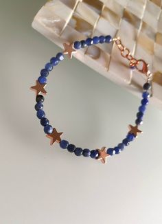 Bracelet made with blue-faceted sodalite spheres of 5 mm interspersed with stars in 8 mm rose gold hematite. The cuff measures 18 cm plus 2 cm of extension. It will be shipped in an elegant package. Sodalite Bracelet, Rosé Gold, Blue Sodalite, Bead Bracelet, Bracelet Making, Or Rose, Jewelry Bracelets, Beaded Bracelets, Cuff