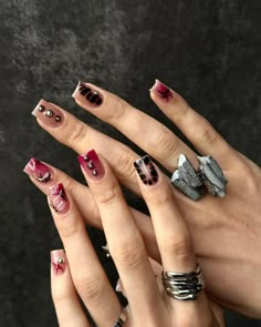 Nails Inspo 2024 Square, Square Nails With Design, Short Cool Nails, Nail Square Designs, Square Nail Designs Short, Nails Design 2024, Rock Nails Grunge, Shiny Nails Designs, Nail Piercing