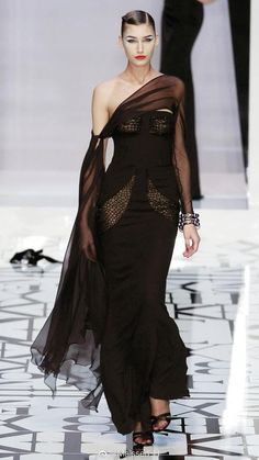 Valentino Paris, 2004 Runway, Valentino Vintage, Valentino Runway, 90s Runway Fashion, Valentino Couture, Runway Pictures, Glam Dresses, Red Carpet Dresses