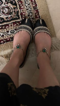 Can only be placed alongside an outfit order. Pair of gold and green anklets Dark Green Pakistani Jewelry, Middle Eastern Gold Jewelry, Bangladesh Jewelry, Indian Anklets, Cultural Jewelry, Asian Attire, Desi Jewelry, Brothers Wedding, Anklets Indian