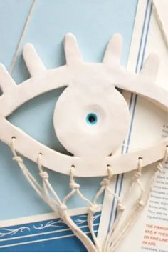 Ceramic eye-shaped wall hanging on a blue and white background. Air Dry Modeling Clay Ideas, Best Air Dry Clay, Aesthetic Coasters, Creativity Projects