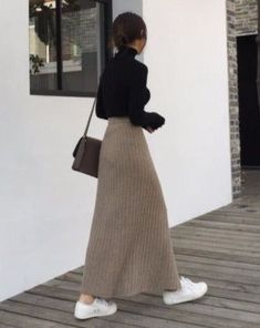 Knit And Skirt Outfits, Japanese Women Winter Fashion, Business Casual Outfits Skirts Midi, Knitted Maxi Skirt Outfit, Ribbed Long Skirt Outfit, Cozy Long Skirt Outfits, Maxi Knit Skirt Outfit, Feminine Comfortable Style, Long Ribbed Skirt Outfit