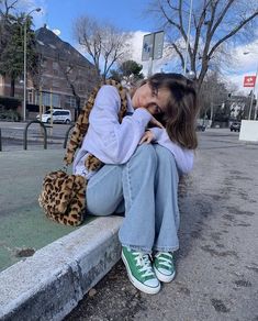 Outfits With Dark Green Converse, Green Platform Converse Outfit, Style Green Converse, Color Converse Outfit, Green Converse Outfit Aesthetic, Colored Converse Outfit, Colorful Converse Outfit, Outfits With Green Converse, Green Converse Outfit Ideas