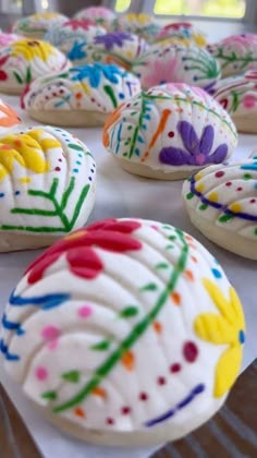 Easter Conchas, Mexican Bakery Aesthetic, Concha Cupcakes Recipe, Concha Cookies, Quince Snacks, Concha Designs, Pan Dulce Recipe, Concha Recipe, Conchas Recipe