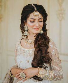 Open Bridal Hairstyle, Nail Design Halloween, Open Hairstyle, Soft Bridal Makeup, Pakistani Bridal Hairstyles, Pakistani Bridal Makeup, Engagement Hairstyles, Autumn Nail, Bridal Hair Buns