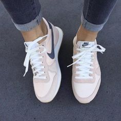 Nike Baskets, Statement Sneakers, Basket Nike, Look Adidas, Nike Internationalist, Free Runs, Baskets Nike, Adidas Shoes Women, Nike Free Shoes