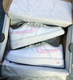 Brand New Custom Sneakers Each pair is unique Worldwide shipping Transforming ordinary into UNIQUE Before you purchase, please make sure that you choose your correct size! Custom Air Force 1 Pink, Air Force 1 Pink, Custom Louis Vuitton, Shoe Artwork, Louis Vuitton Sneaker, All White Sneakers, Nike Air Force 1 Custom, Painted Sneakers, Air Force 1 Custom