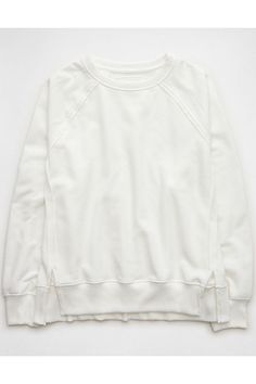 Ultra-soft & cozy fleece/Crew neck/Long sleeves/All-over exposed seam detailing/Split hem/This sweatshirt is Real Good: made with the planet in mind and a promise to continue to do better Women’s Crewneck Sweatshirts, Cream Crewneck, White Sweater, American Eagle Sweatshirt, American Eagle Outfits, White Crewneck, Big Hugs, Winter Fits, Hoodie Top