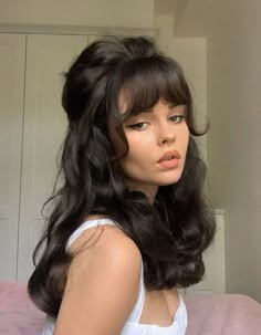 1500 Hairstyles Woman, Nyfw Hairstyles, Footloose Hair, Decade Hairstyles, 60s Street Style, 60s Bangs, 1960s Hair And Makeup, 1970s Makeup, 60s Glam