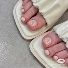 Nail Feet Design Summer, Toe Nails Designs For Summer, Nail Feet Design, Pedicure Gel Ideas, Korean Pedicure, Toe Nail Art For Summer, Simple Pedicure, Toe Nail Designs For Summer, Nail Feet