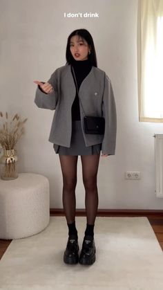 Gray Skirt Outfit Winter, Grey Mini Skirt Outfit, Japan Autumn Outfit, Smart Casual Skirt, Mini Skirts With Tights, Mini Skirt Tights, Outfits With Mini Skirts, Spring Outfits Japan, Gray Skirt Outfit