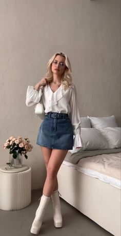 Look Legging, Denim Skirt Outfits, Skandinavian Fashion, Elegante Casual, Foto Poses, New Rock, Dinner Outfits, White Boots, Looks Chic