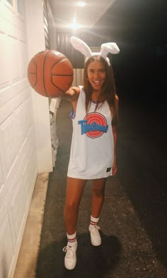 Obsessed with these halloween costume! #costumeideas #halloween Tune Squad Couple Costume, Basketball Players Halloween Costumes, Halloween Aesthetic Costume Ideas Group, Cute Double Halloween Costumes, Woman's Costume Ideas, Happoween Costumes, Cute Halloween Costumes One Person, Solo Halloween Costumes Ideas, Simple But Cute Halloween Costumes