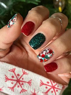 Christmas Color Nail Ideas, Dipped Christmas Nails, Colorful Christmas Nails, Red And Green Glitter Nails, Chrome Holiday Nails, Trendy Holiday Nails, Christmas Nail Inspo Simple, Christmas Sns Nails Ideas, Christmas Nails Dip